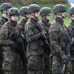Wie bei diesen Rekruten will die Bundesregierung beim Wehrdienst auch weiterhin auf Freiwilligkeit setzen