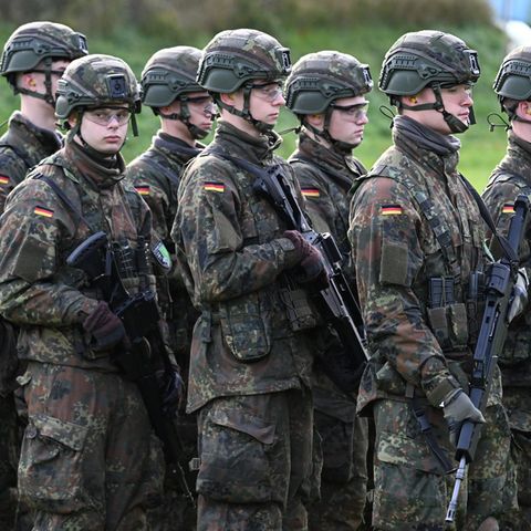 Wie bei diesen Rekruten will die Bundesregierung beim Wehrdienst auch weiterhin auf Freiwilligkeit setzen