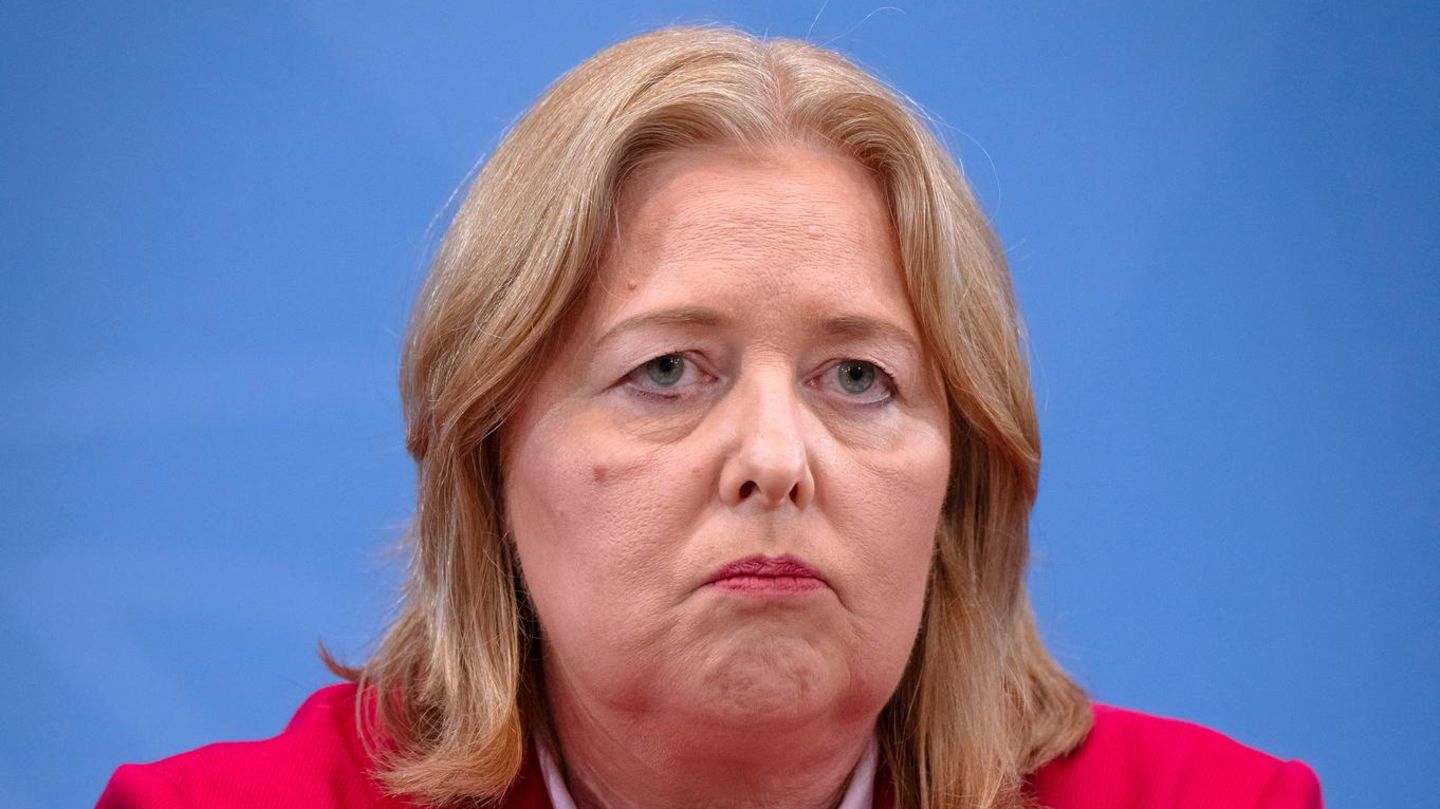 Sozialministerin Bärbel Bas kündigt an, die Pläne umzusetzen, Ukraine-Geflüchteten künftig weniger Bürgergeld zu zahlen