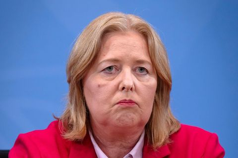 Sozialministerin Bärbel Bas kündigt an, die Pläne umzusetzen, Ukraine-Geflüchteten künftig weniger Bürgergeld zu zahlen