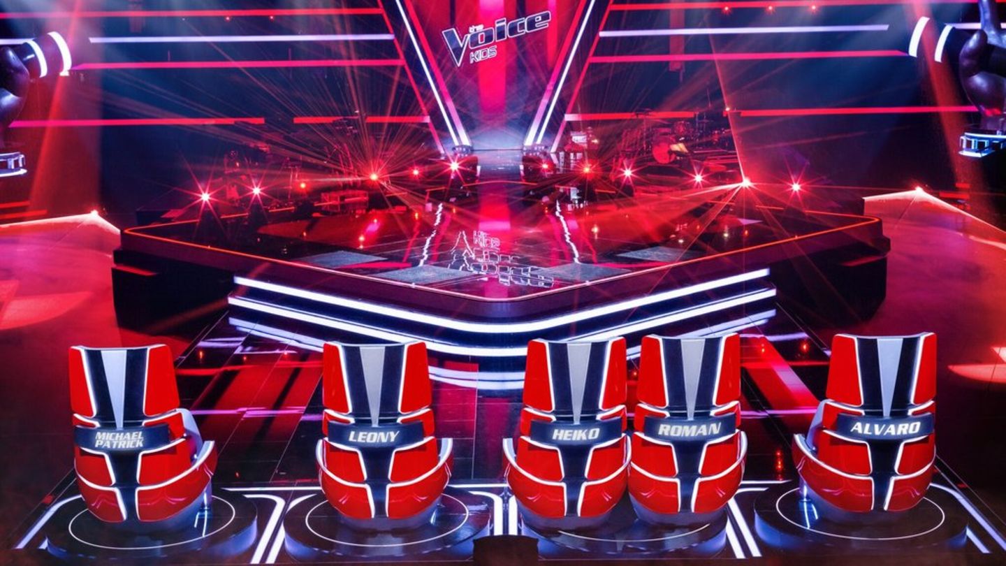 Die bekannten roten Voice-Drehstühle mit den Namen der neuen Coaches.