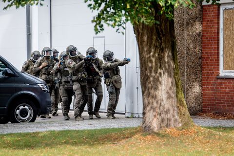 Einsatzkräfte eines Spezialeinsatzkommandos überwältigten den mutmaßlichen Angreifer. (Symbolbild) Foto: Hauke-Christian Dittric