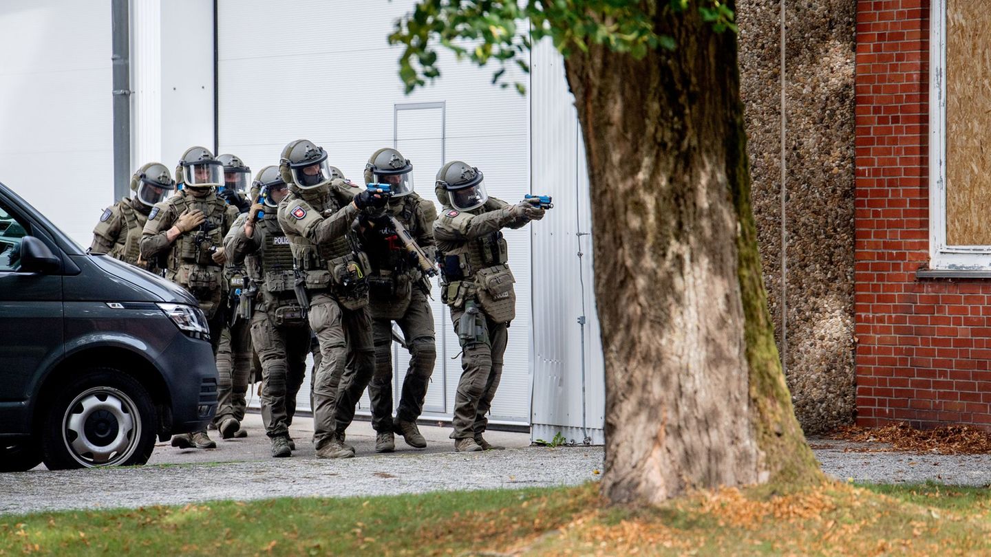 Einsatzkräfte eines Spezialeinsatzkommandos überwältigten den mutmaßlichen Angreifer. (Symbolbild) Foto: Hauke-Christian Dittric