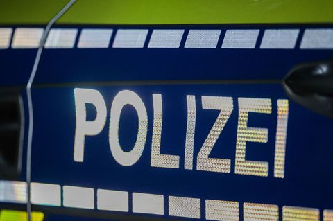 Die Polizei sucht den Eigentümer eines Minischweins, das sich in Bremervörde durch die Gärten wühlt. (Symbolbild) Foto: Christop