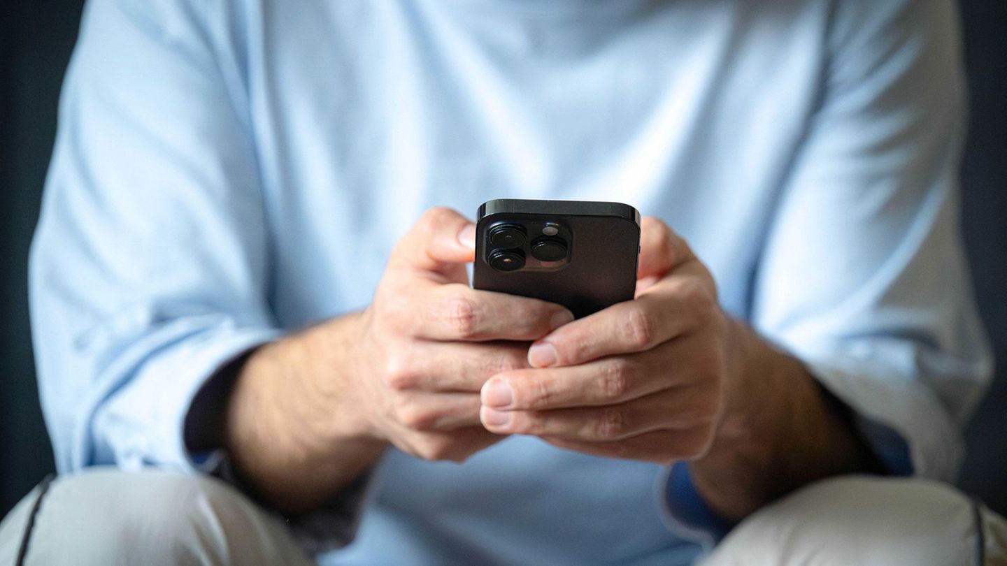 Islamistische Propaganda wird auch durch den Missbrauch religiöser Gesänge über das Internet verbreitet. Foto: Sina Schuldt/dpa