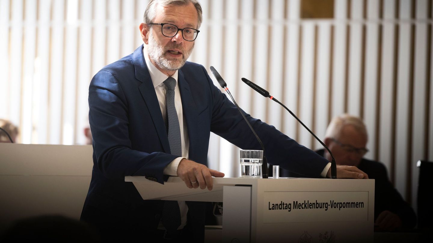 Finanzminister Heiko Geue (SPD) berichtet im Landtag über die Erprobung von KI in der Landesverwaltung. (Archivbild) Foto: Phili