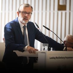 Finanzminister Heiko Geue (SPD) berichtet im Landtag über die Erprobung von KI in der Landesverwaltung. (Archivbild) Foto: Phili