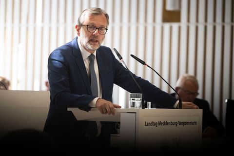 Finanzminister Heiko Geue (SPD) berichtet im Landtag über die Erprobung von KI in der Landesverwaltung. (Archivbild) Foto: Phili