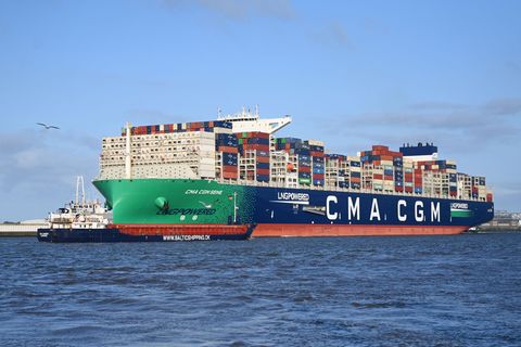 Die französische Reederei CMA CGM will künftig nicht nur mit ihren Schiffen in Hamburg präsent sein. Foto: David Hammersen/dpa