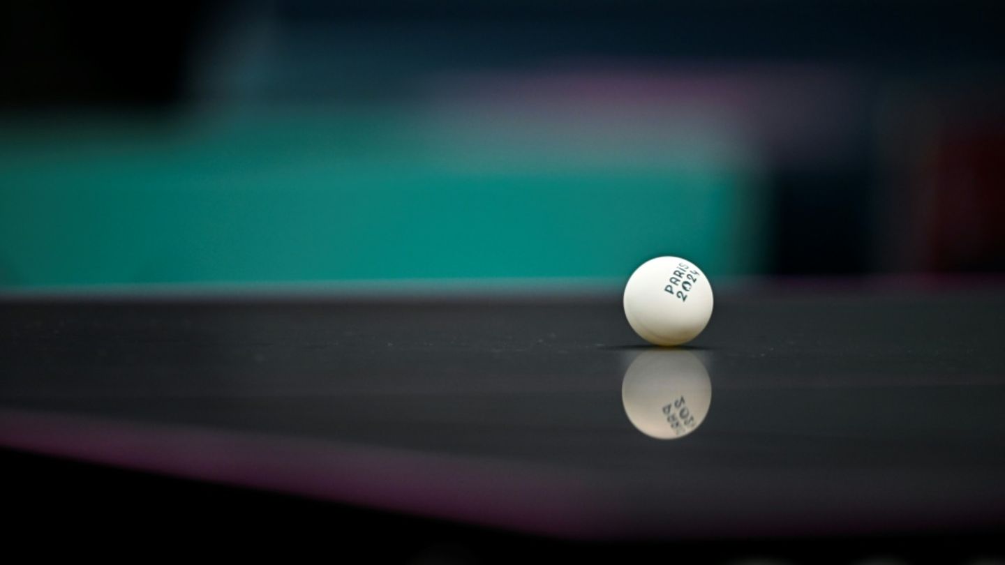 Ball auf Tischtennisplatte