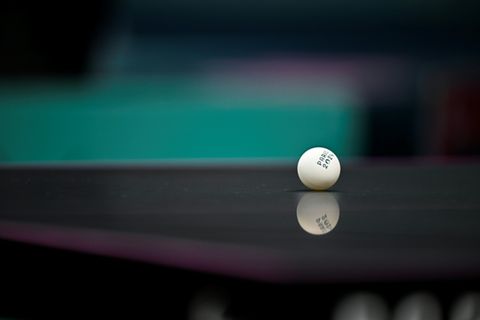 Ball auf Tischtennisplatte
