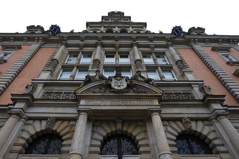 Vor dem Landgericht steht ein 23 Jahre alter Mann, der aus Norwegen angereist sein soll, um falsch adressierte Pakete mit Drogen