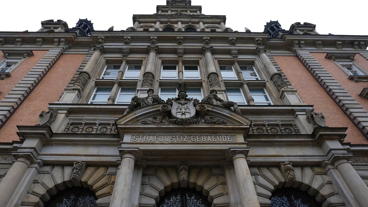 Vor dem Landgericht steht ein 23 Jahre alter Mann, der aus Norwegen angereist sein soll, um falsch adressierte Pakete mit Drogen