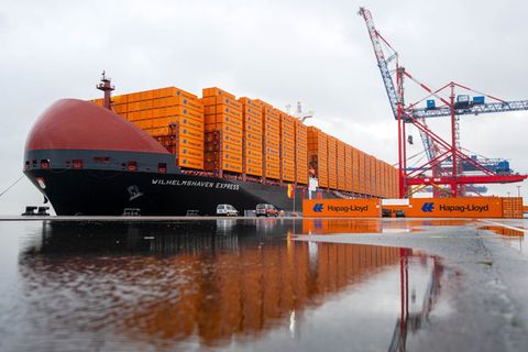 Hapag-Lloyd hat das Containerschiff "Wilhelmshaven Express" im Oktober vorgestellt. (Archivbild) Foto: Sina Schuldt/dpa