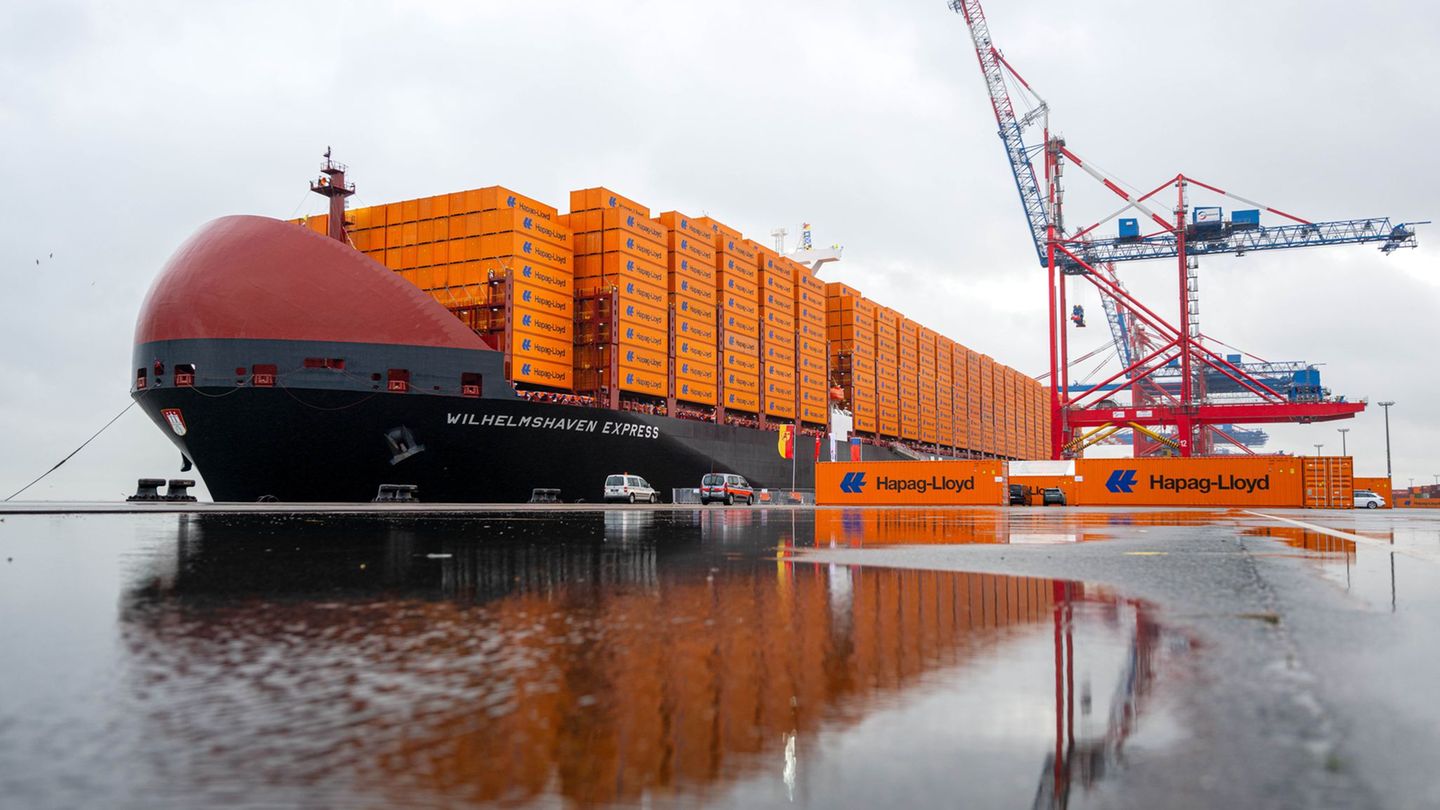 Hapag-Lloyd hat das Containerschiff "Wilhelmshaven Express" im Oktober vorgestellt. (Archivbild) Foto: Sina Schuldt/dpa