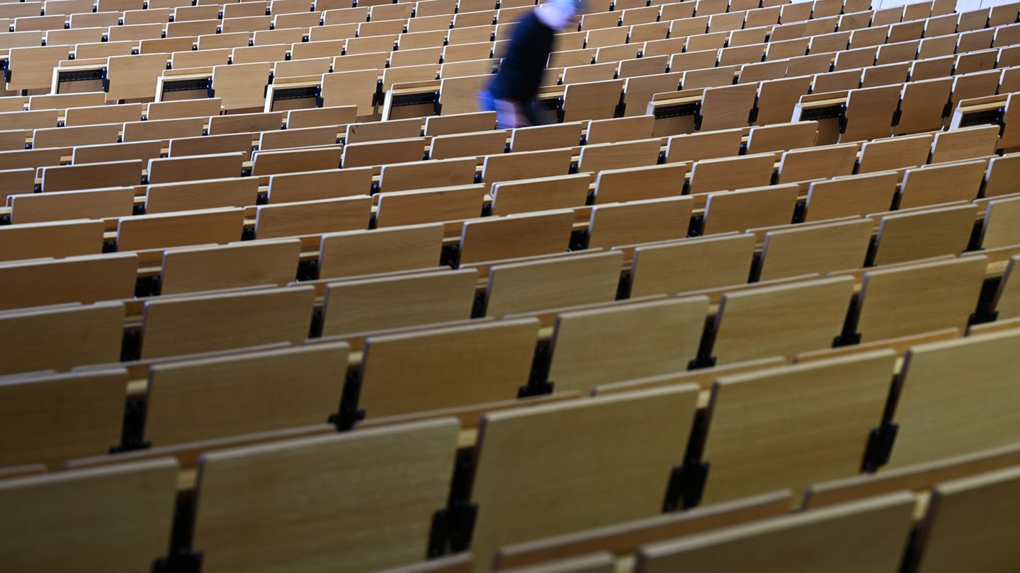 Die Folgen des Hochschulpaktes für naturwissenschaftliche Fächer wurden im Landtag debattiert. (Symbolbild) Foto: Arne Dedert/dp