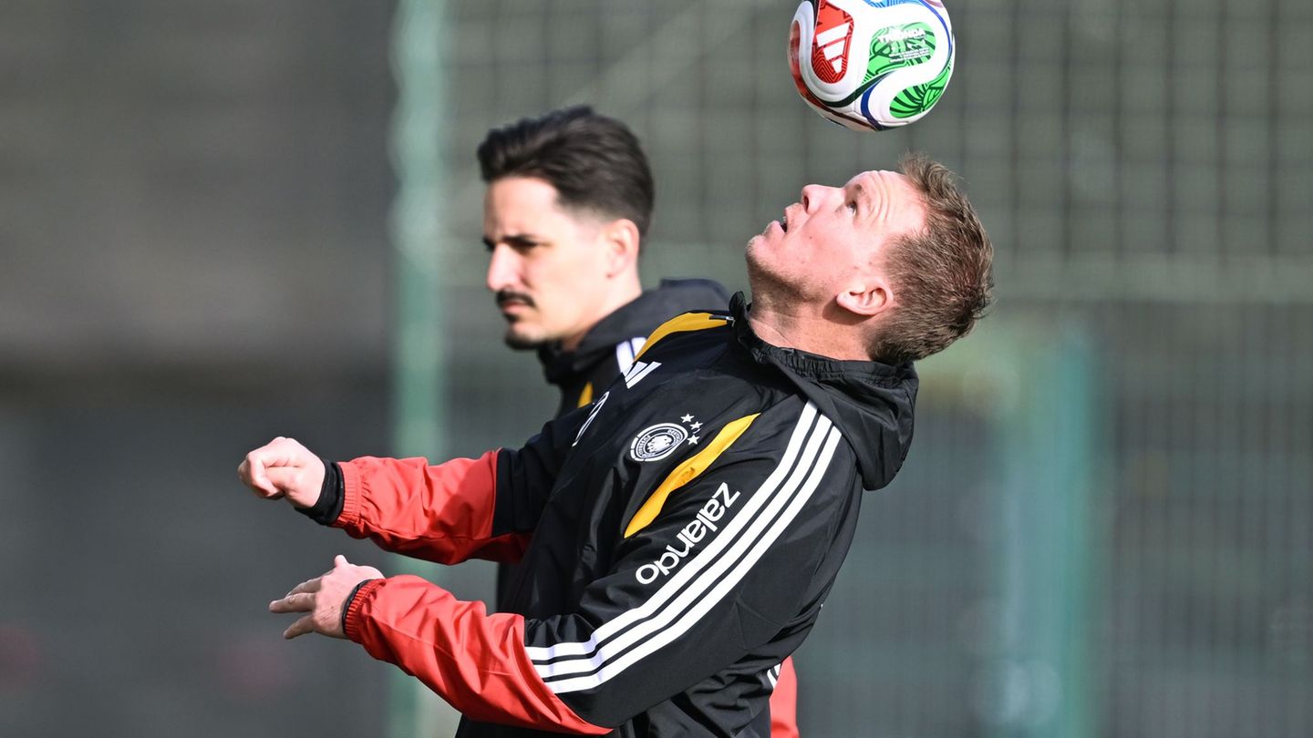 Bundestrainer Nagelsmann jongliert vor dem Training mit einem Ball. Foto: David Inderlied/dpa