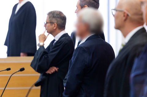 Ein weiterer größerer Prozess zur VW-Dieselaffäre hat in Braunschweig begonnen. Die Verlesung der Anklageschrift verzögerte sich