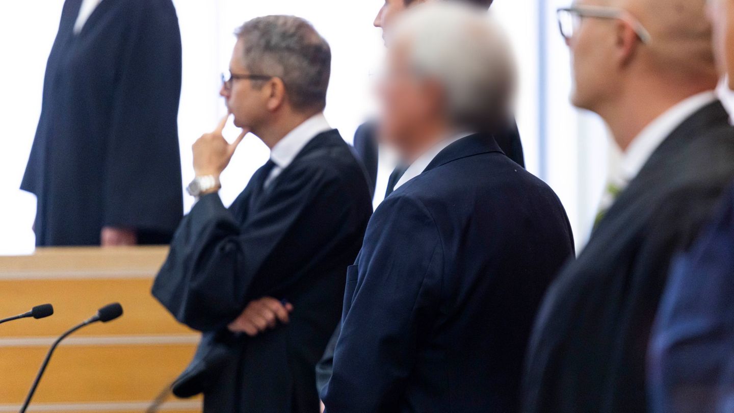 Ein weiterer größerer Prozess zur VW-Dieselaffäre hat in Braunschweig begonnen. Die Verlesung der Anklageschrift verzögerte sich