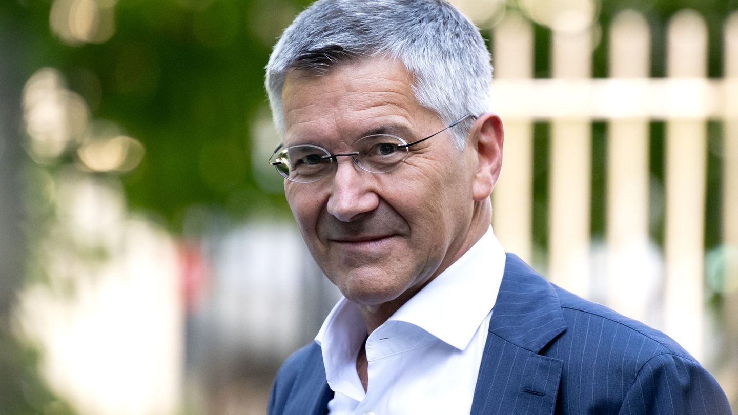 Bayern-Präsident Herbert Hainer begrüßt den Vorstoß des Bayerischen Fußball-Verbandes. (Archiv) Foto: Sven Hoppe/dpa