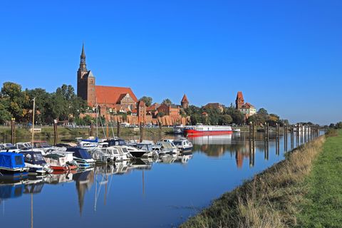 Bei Tangermünde soll bald ein Pilotprojekt zur Wärmegewinnung aus der Elbe starten. (Archivbild) Foto: Peter Gercke/dpa-Zentralb