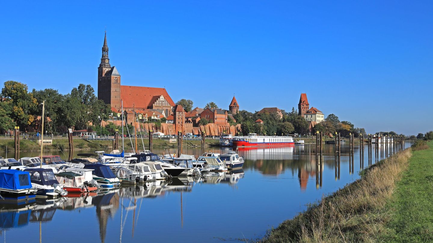 Bei Tangermünde soll bald ein Pilotprojekt zur Wärmegewinnung aus der Elbe starten. (Archivbild) Foto: Peter Gercke/dpa-Zentralb