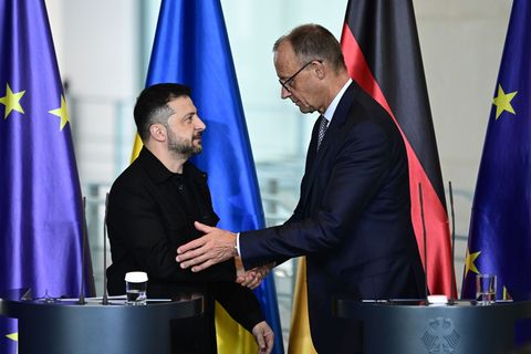 Kanzler Friedrich Merz (CDU, rechts) und der ukrainische Präsident Wolodymyr Selenskyj haben zu den Korruptionsermittlungen in K
