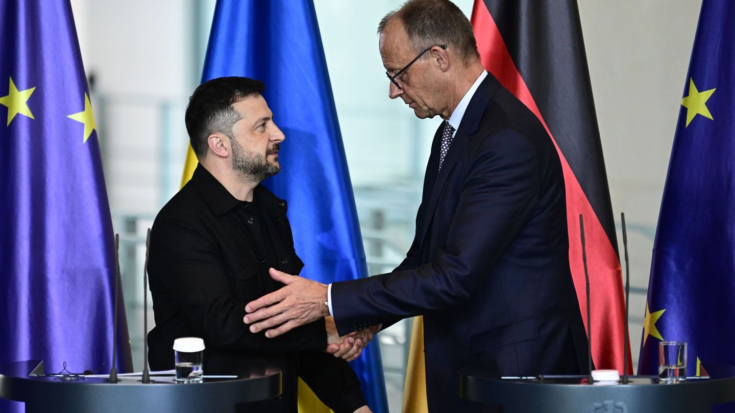 Kanzler Friedrich Merz (CDU, rechts) und der ukrainische Präsident Wolodymyr Selenskyj haben zu den Korruptionsermittlungen in K
