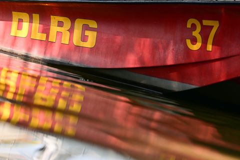 Die DLRG rückte mit Rettungsbooten aus. (Symbolbild) Foto: Sebastian Gollnow/dpa