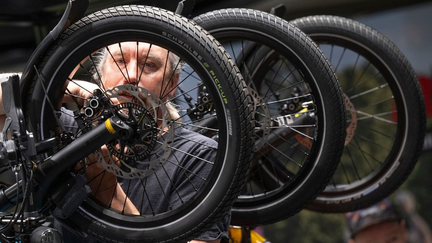 Die Fahrradmesse Eurobike steckt in der Krise. Foto: Boris Roessler/dpa