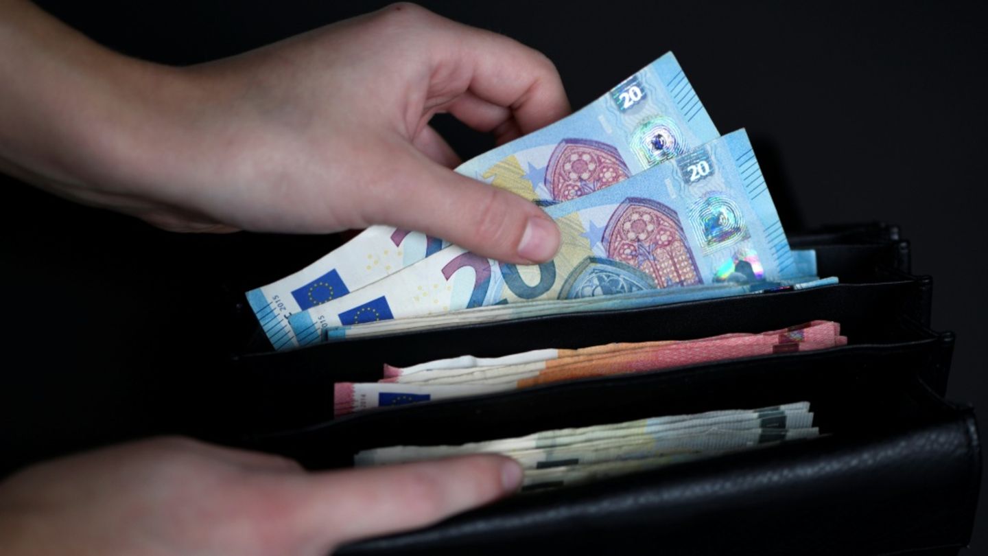 Geld in einem Portemonnaie für die Steuererklärung