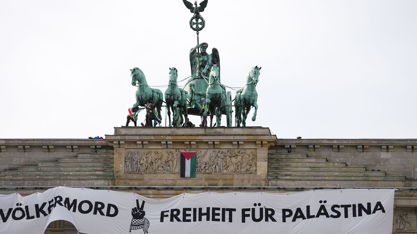 Mehrere Demonstranten sind auf das Brandenburger Tor in Berlin geklettert und haben ein israelfeindliches und propalästinensisch