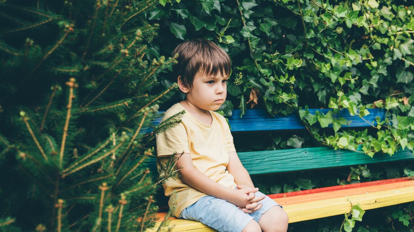 Mobbing: Ein Junge sitzt alleine auf einer Bank