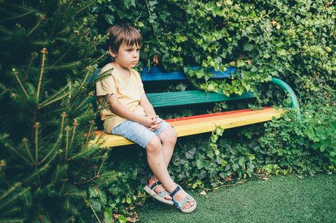 Mobbing: Ein Junge sitzt alleine auf einer Bank