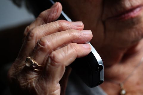 Ein falscher Staatsanwalt forderte die Seniorin am Telefon auf, eine Kaution zu zahlen. (Symbolbild) Foto: Karl-Josef Hildenbran