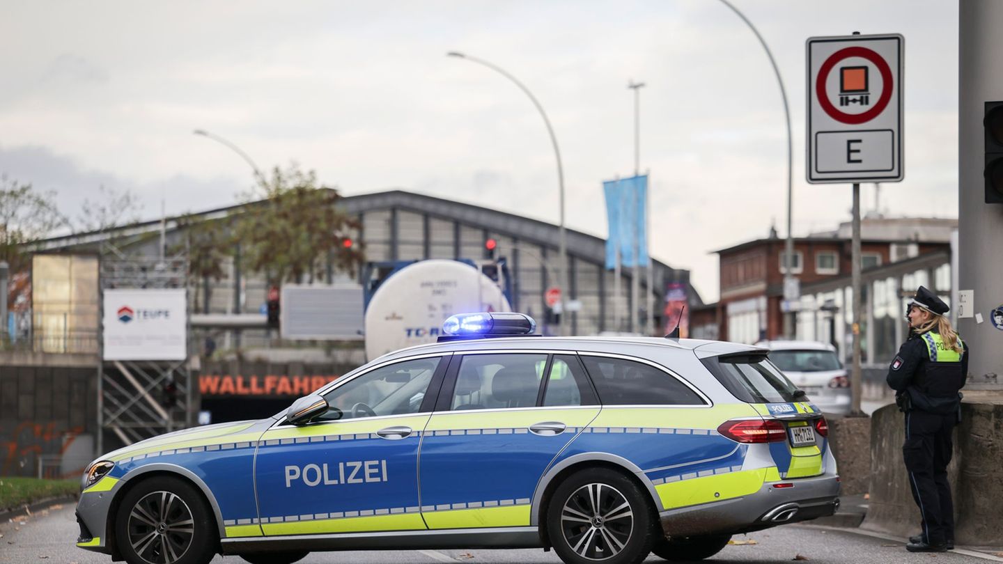 Polizisten waren am Wallring im Einsatz, nachdem ein Lastwagen Teile seiner Ladung verloren hatte. Foto: Christian Charisius/dpa