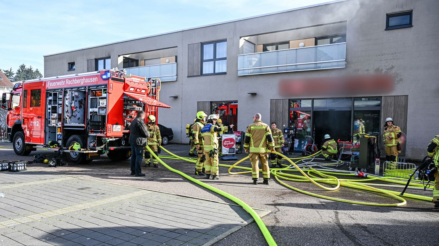 Die Feuerwehr ist an einem Drogeriemarkt in Rechberghausen im Einsatz. Foto: Jason Tschepljakow/dpa