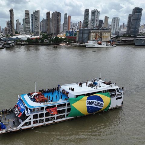 Während des Klimagipfels demonstrieren Aktivisten und Indigene in der Guajara-Bucht bei Belém