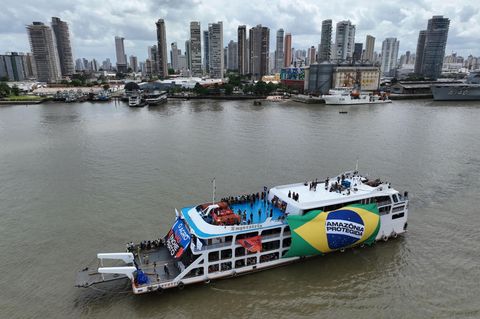 Während des Klimagipfels demonstrieren Aktivisten und Indigene in der Guajara-Bucht bei Belém