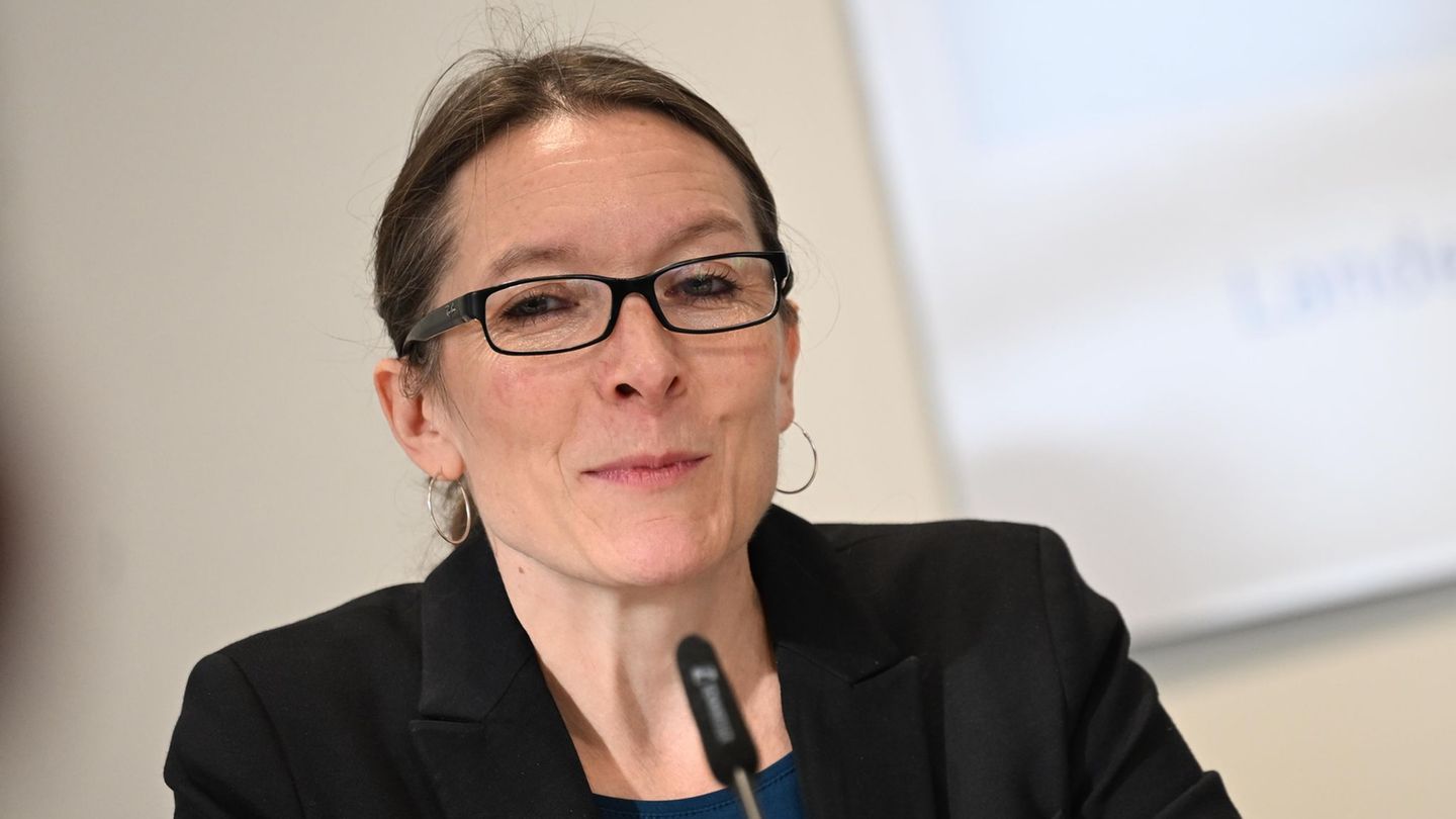 Bekeris ist gegen pauschale Handyverbote an Hamburgs Schulen. Foto: Shireen Broszies/dpa