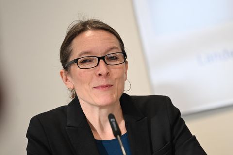 Bekeris ist gegen pauschale Handyverbote an Hamburgs Schulen. Foto: Shireen Broszies/dpa