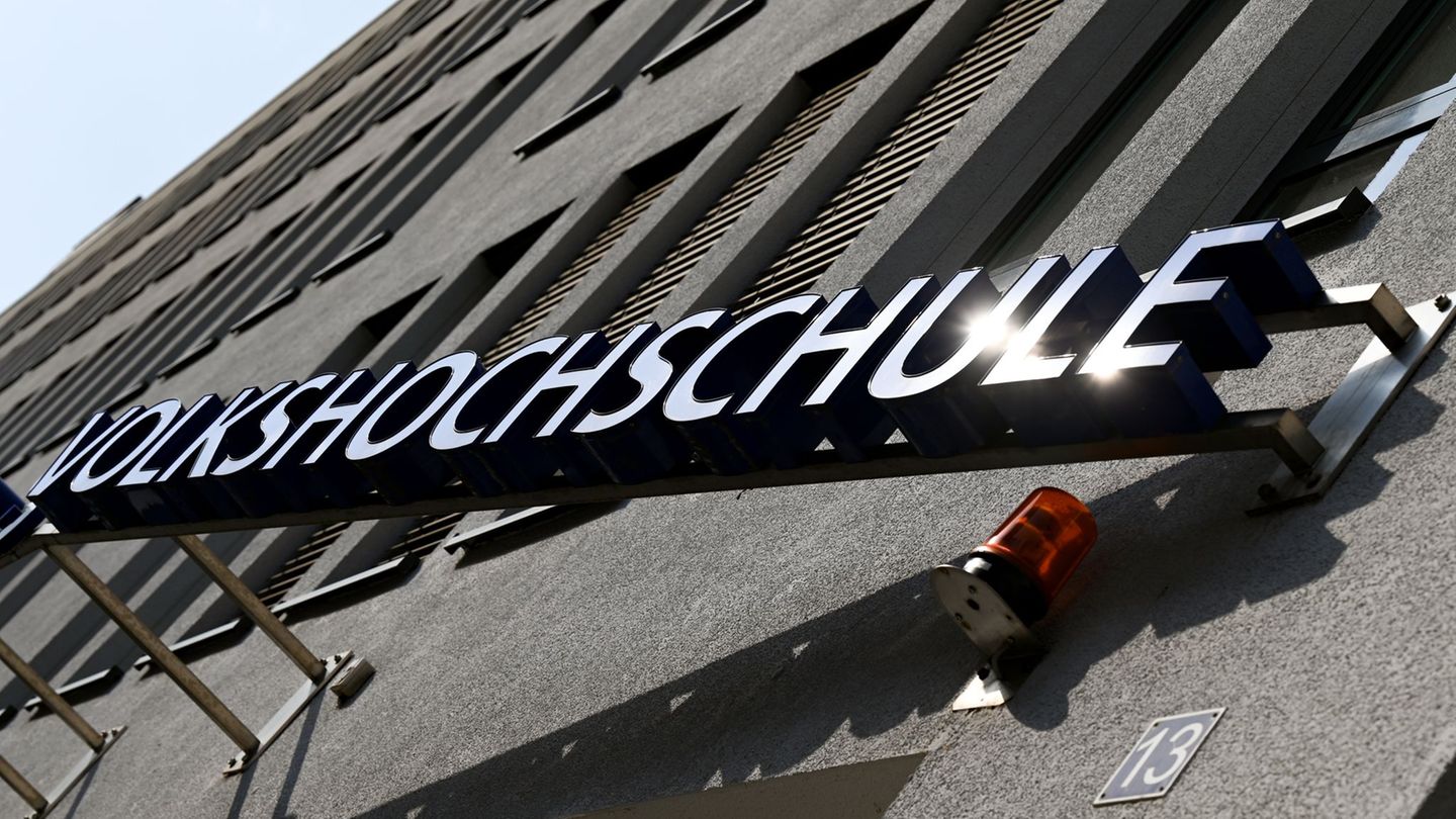 Das Land Hessen will die Weiterbildung und Erwachsenenbildung stärken. (Symbolbild) Foto: Arne Dedert/dpa