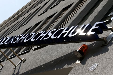 Das Land Hessen will die Weiterbildung und Erwachsenenbildung stärken. (Symbolbild) Foto: Arne Dedert/dpa