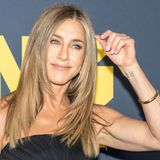 Erst Anfang November hatte Jennifer Aniston auf Instagram die Gerüchte bestätigt und öffentlich gemacht, dass sie mit dem Coach und Hypnotherapeuten Jim Curtis zusammen ist. In einem neuen Interview schwärmt Aniston, die zuvor zwei Mal verheiratet war, jetzt über ihren neuen Partner - wenn auch nur kurz.  "Hypnose ist nur eine von vielen Tätigkeiten, denen er nachgeht", erzählt die 56-Jährige im Gespräch mit der "Elle". "Er ist recht außergewöhnlich und hilft vielen, vielen Menschen. Er ist etwas ganz Besonderes, sehr normal und sehr liebenswürdig - und er möchte Menschen dabei helfen, zu heilen, Traumata und Stagnation zu überwinden und Klarheit zu erlangen." Es sei etwas Wunderbares, sein Leben einer solchen Aufgabe zu widmen.  Spekulationen über eine Beziehung der beiden waren erstmals im Sommer aufgekommen, zum 50. Geburtstag von Curtis teilten nun beide ihr Liebesglück via Social Media mit.