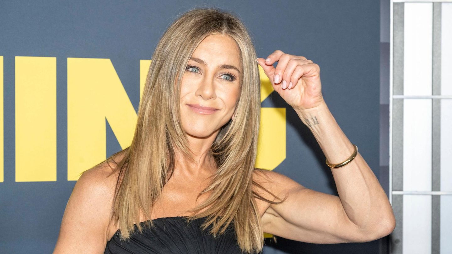 Erst Anfang November hatte Jennifer Aniston auf Instagram die Gerüchte bestätigt und öffentlich gemacht, dass sie mit dem Coach und Hypnotherapeuten Jim Curtis zusammen ist. In einem neuen Interview schwärmt Aniston, die zuvor zwei Mal verheiratet war, jetzt über ihren neuen Partner - wenn auch nur kurz.  "Hypnose ist nur eine von vielen Tätigkeiten, denen er nachgeht", erzählt die 56-Jährige im Gespräch mit der "Elle". "Er ist recht außergewöhnlich und hilft vielen, vielen Menschen. Er ist etwas ganz Besonderes, sehr normal und sehr liebenswürdig - und er möchte Menschen dabei helfen, zu heilen, Traumata und Stagnation zu überwinden und Klarheit zu erlangen." Es sei etwas Wunderbares, sein Leben einer solchen Aufgabe zu widmen.  Spekulationen über eine Beziehung der beiden waren erstmals im Sommer aufgekommen, zum 50. Geburtstag von Curtis teilten nun beide ihr Liebesglück via Social Media mit.