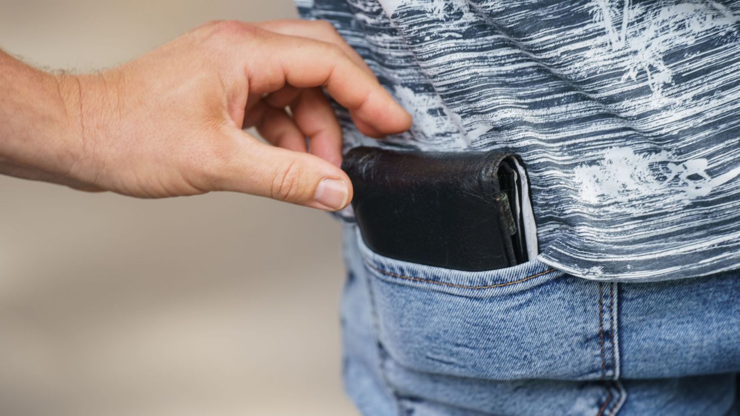 Ein Unbekannter hat einem Senior Geld aus dem Portemonnaie gestohlen. (Symbolbild) Foto: Andreas Arnold/dpa