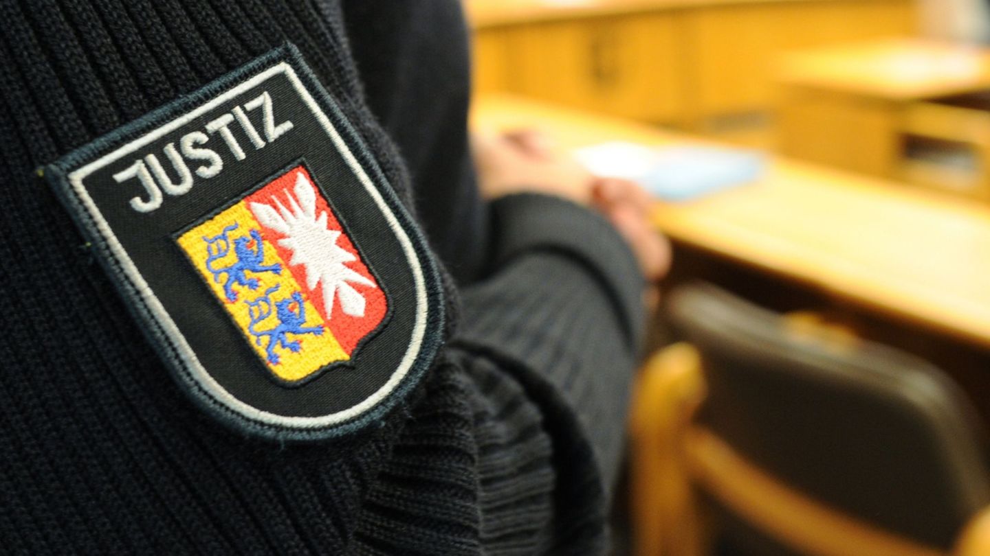 Prozess in Flensburg: Der 22-Jährige soll das Feuer im Esszimmer gelegt haben, während sein Freund und dessen Großvater im Haus