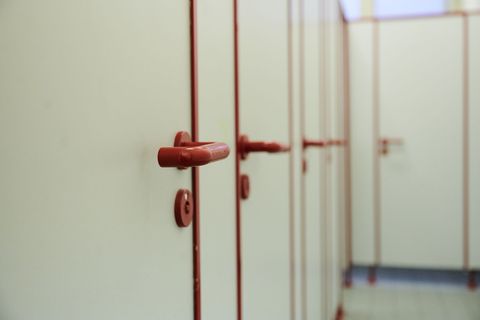 Das Reizgas verteilte sich im Toilettenraum und im davorliegenden Flur. (Symbolbild) Foto: Annette Riedl/dpa