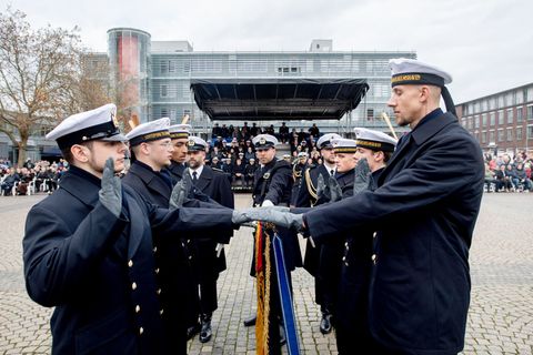 Bei einem Gelöbnis in Wilhelmshaven wurden 84 neue Rekruten vereidigt. Foto: Hauke-Christian Dittrich/dpa