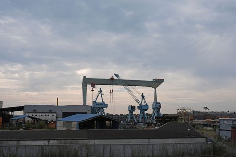 Der große Jucho-Portalkran steht nahe mehreren Portalkränen auf dem Gelände. (Archivbild) Foto: Marcus Brandt/dpa